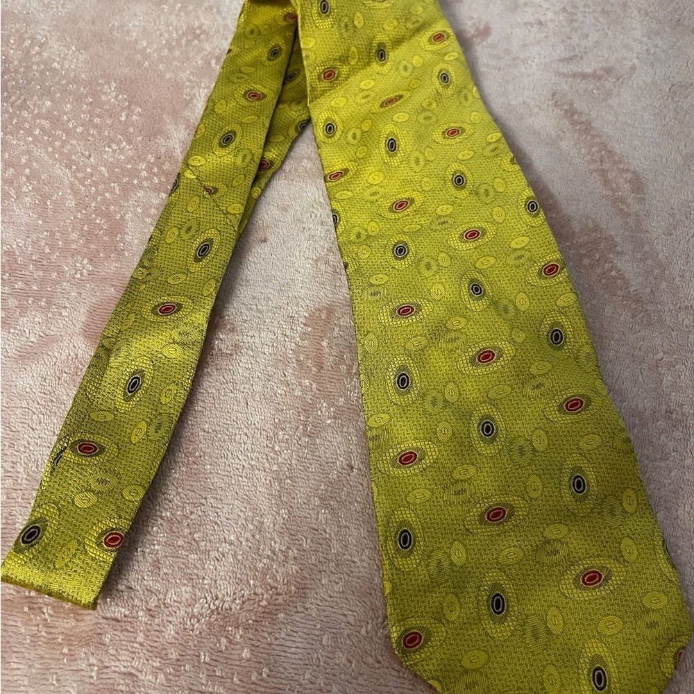 Vibrant Yellow Patterned Men's Tie - Picture 4 of 8